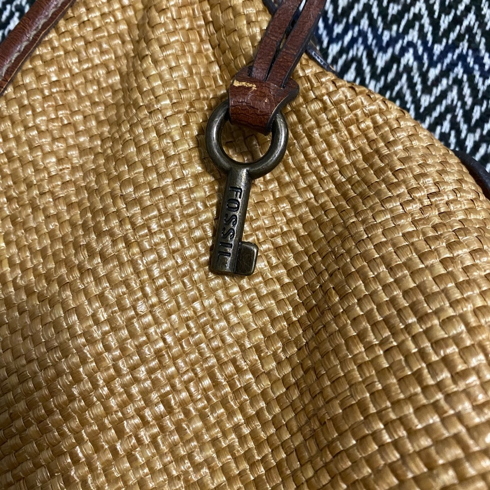 Fossil purse medium size w/ 2 side pockets and center has 3 pockets ( 1 zipper)